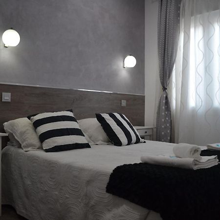 Hostal Meyra Madrid Exteriör bild