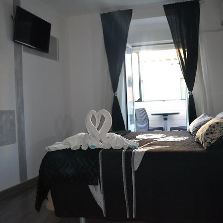 Hostal Meyra Madrid Exteriör bild