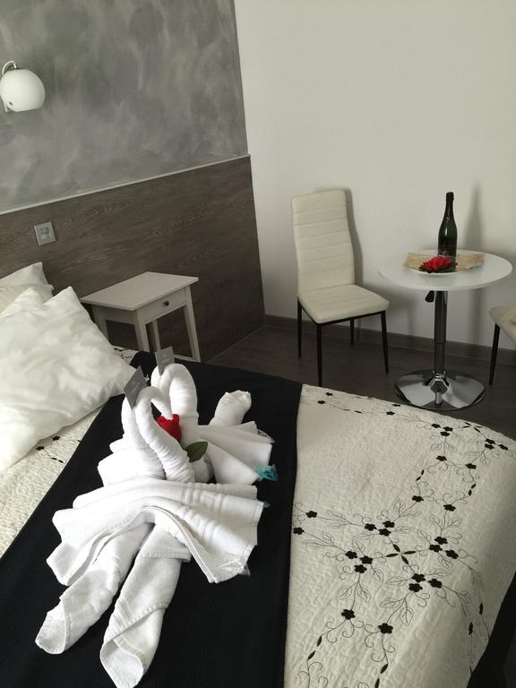 Hostal Meyra Madrid Exteriör bild