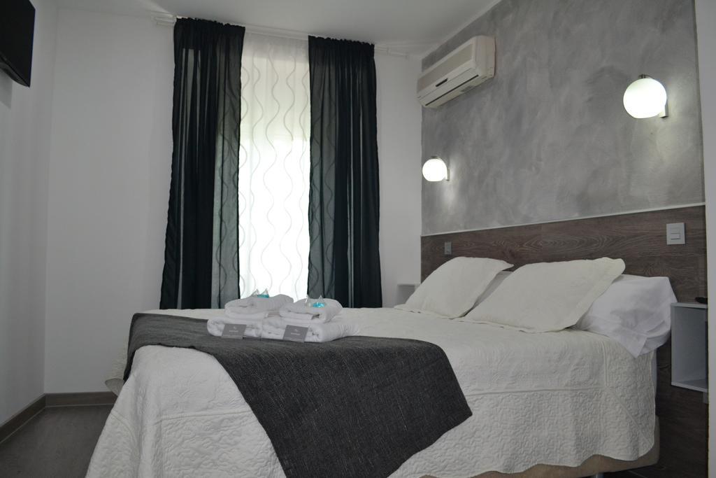 Hostal Meyra Madrid Exteriör bild