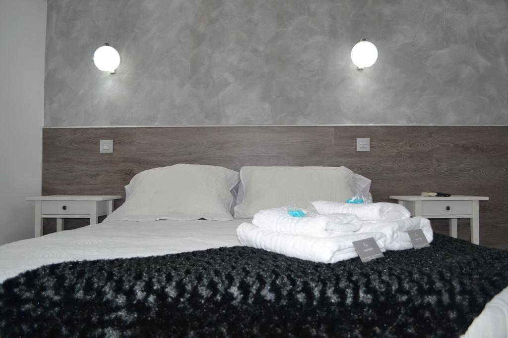Hostal Meyra Madrid Exteriör bild