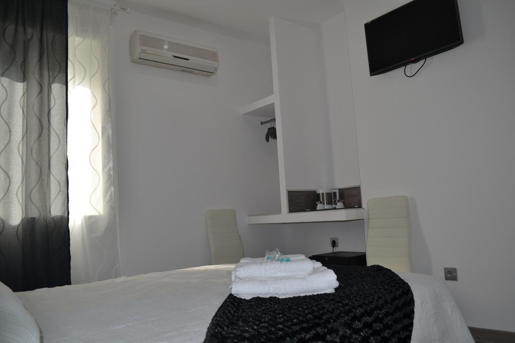 Hostal Meyra Madrid Exteriör bild