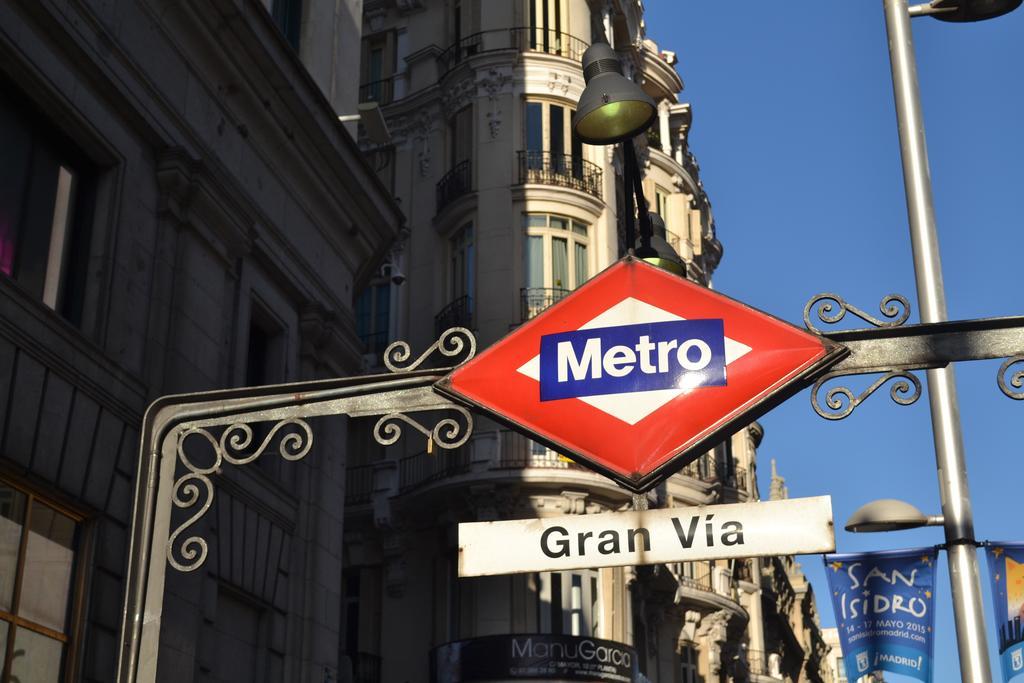 Hostal Meyra Madrid Exteriör bild