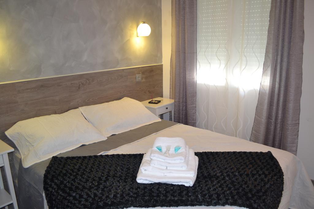 Hostal Meyra Madrid Exteriör bild