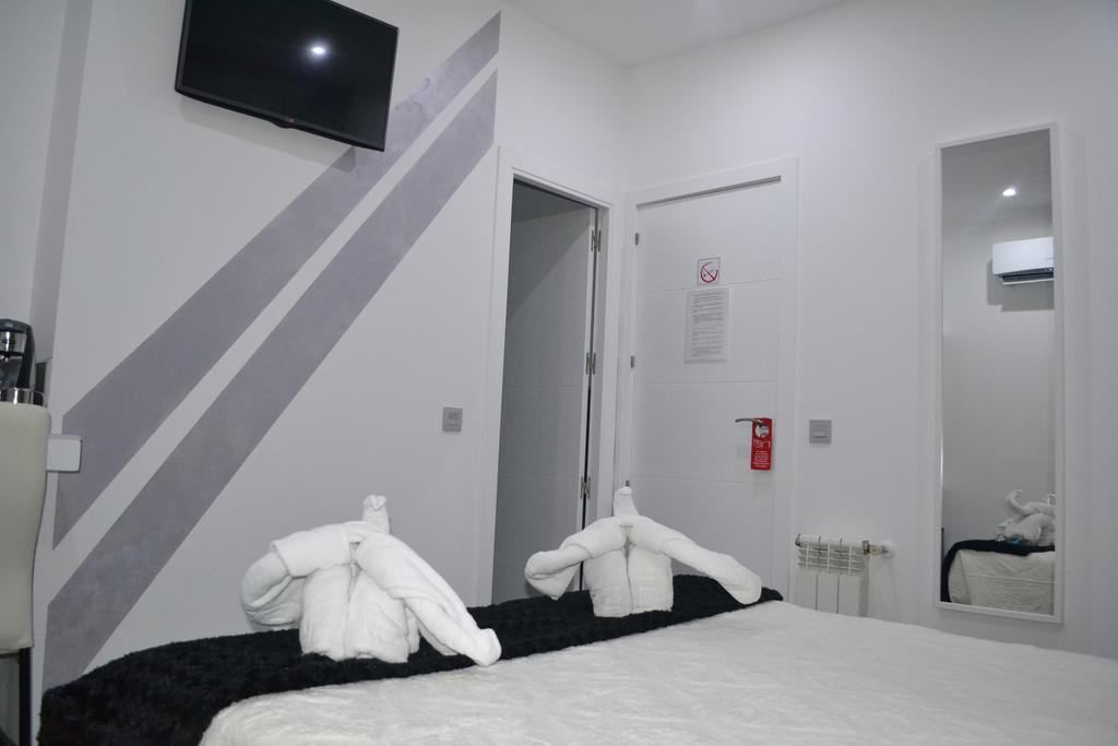 Hostal Meyra Madrid Exteriör bild