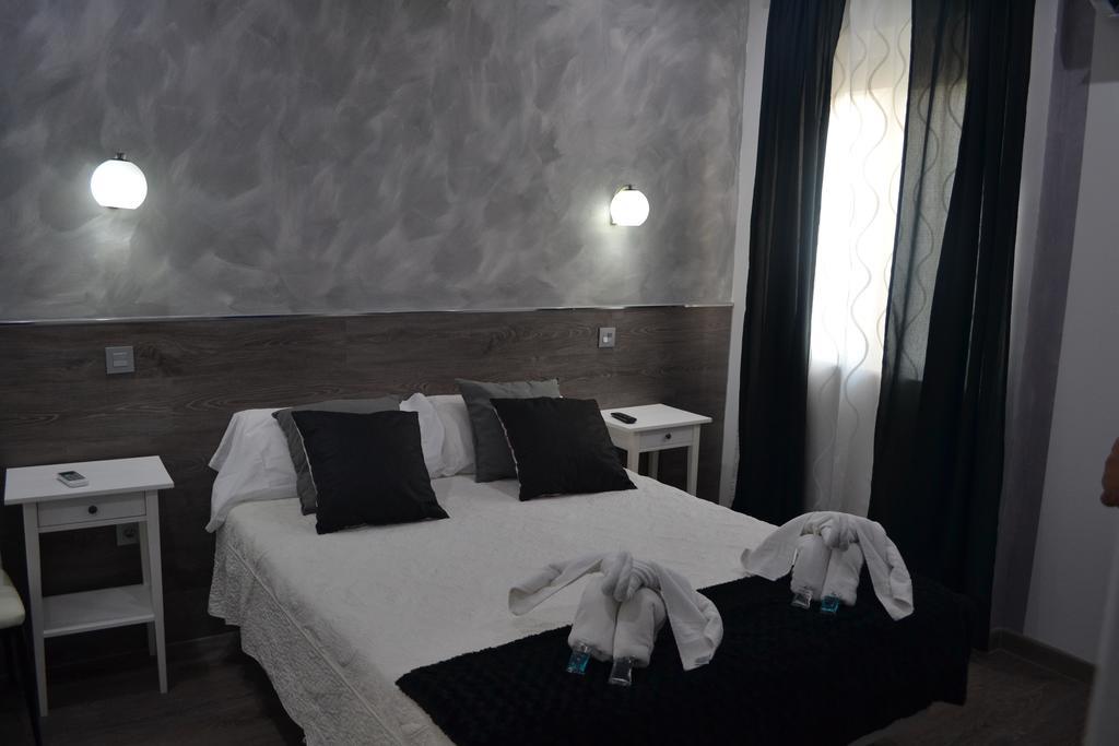 Hostal Meyra Madrid Exteriör bild