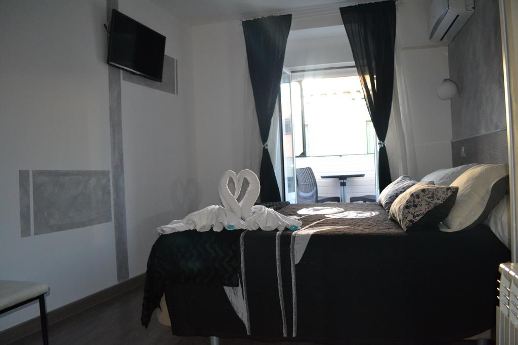Hostal Meyra Madrid Exteriör bild