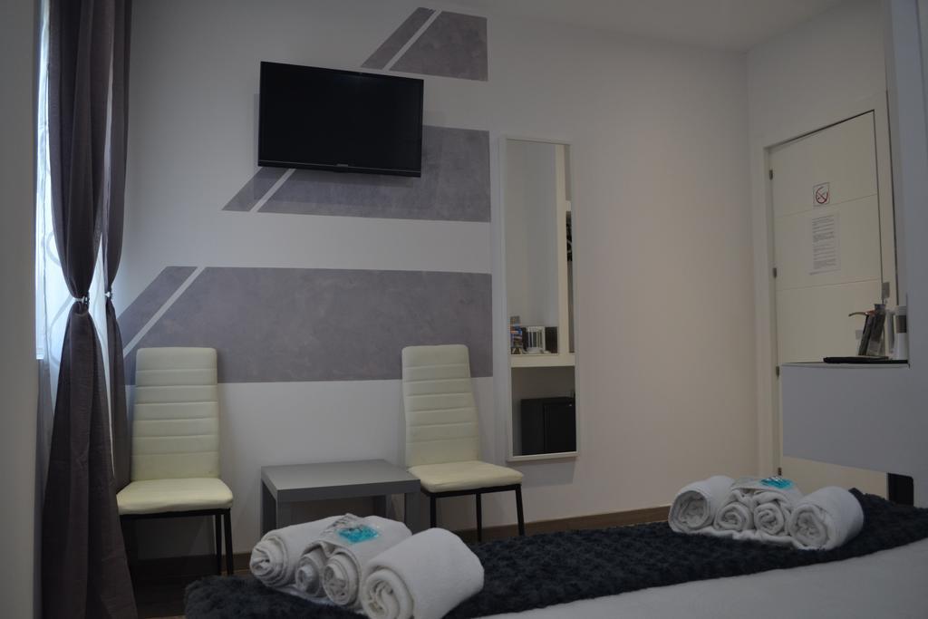 Hostal Meyra Madrid Exteriör bild