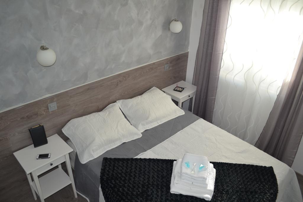 Hostal Meyra Madrid Exteriör bild