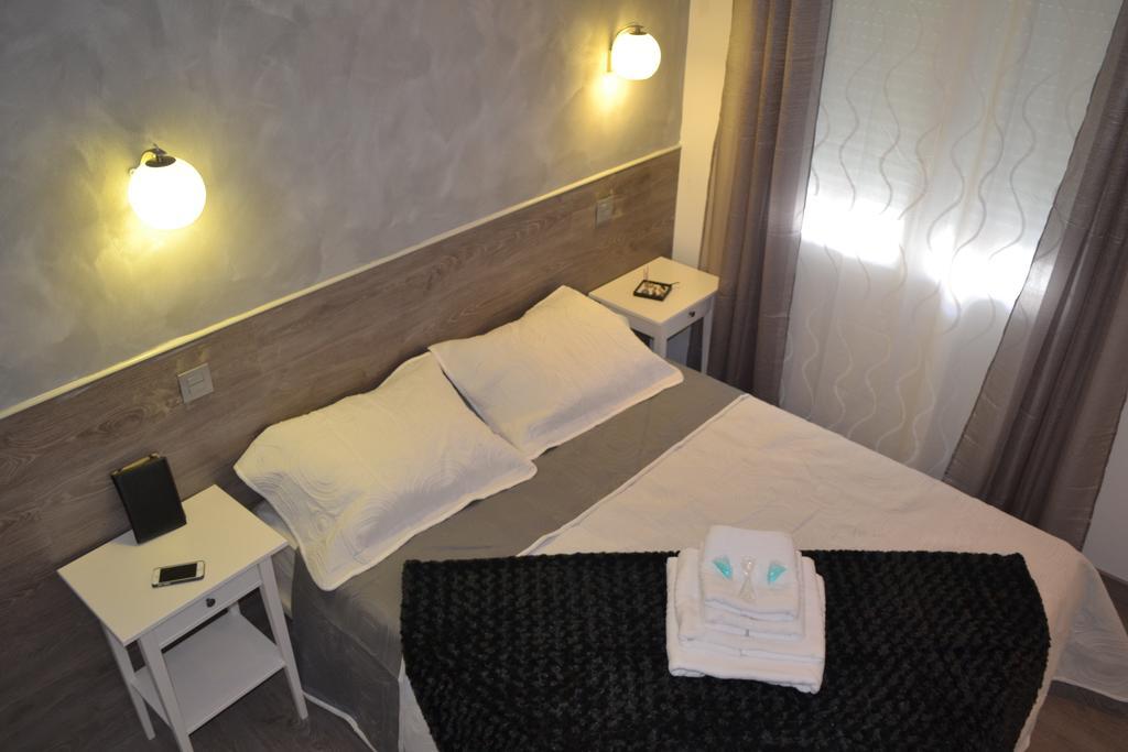Hostal Meyra Madrid Exteriör bild