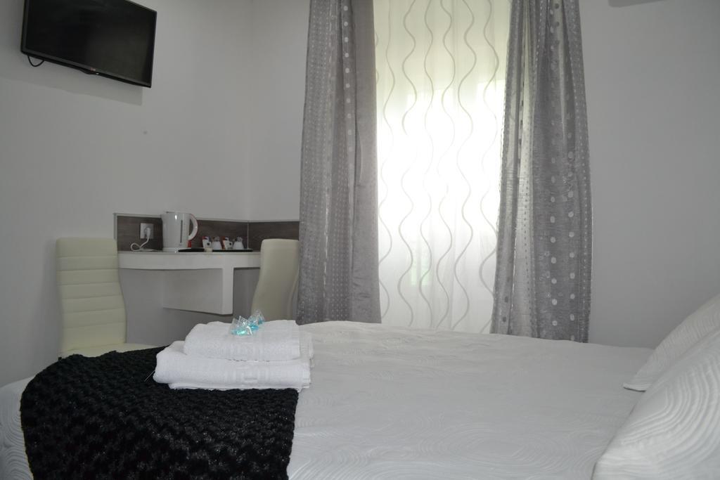 Hostal Meyra Madrid Exteriör bild