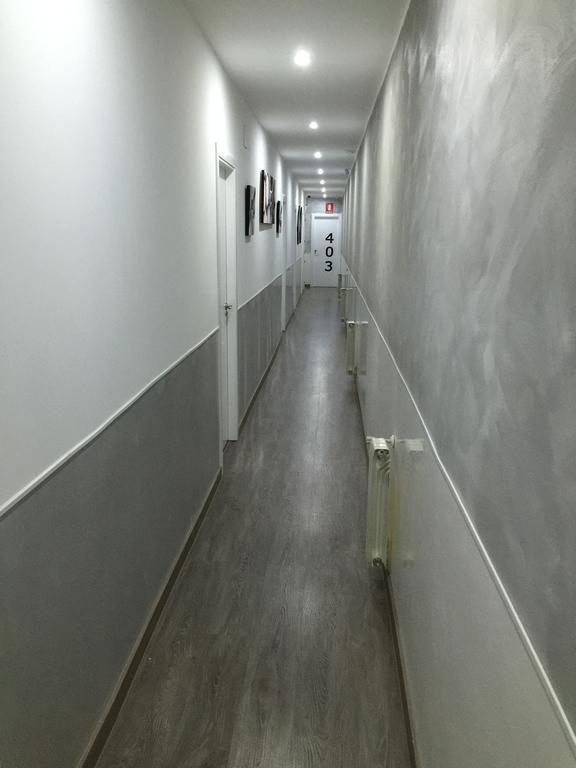 Hostal Meyra Madrid Exteriör bild