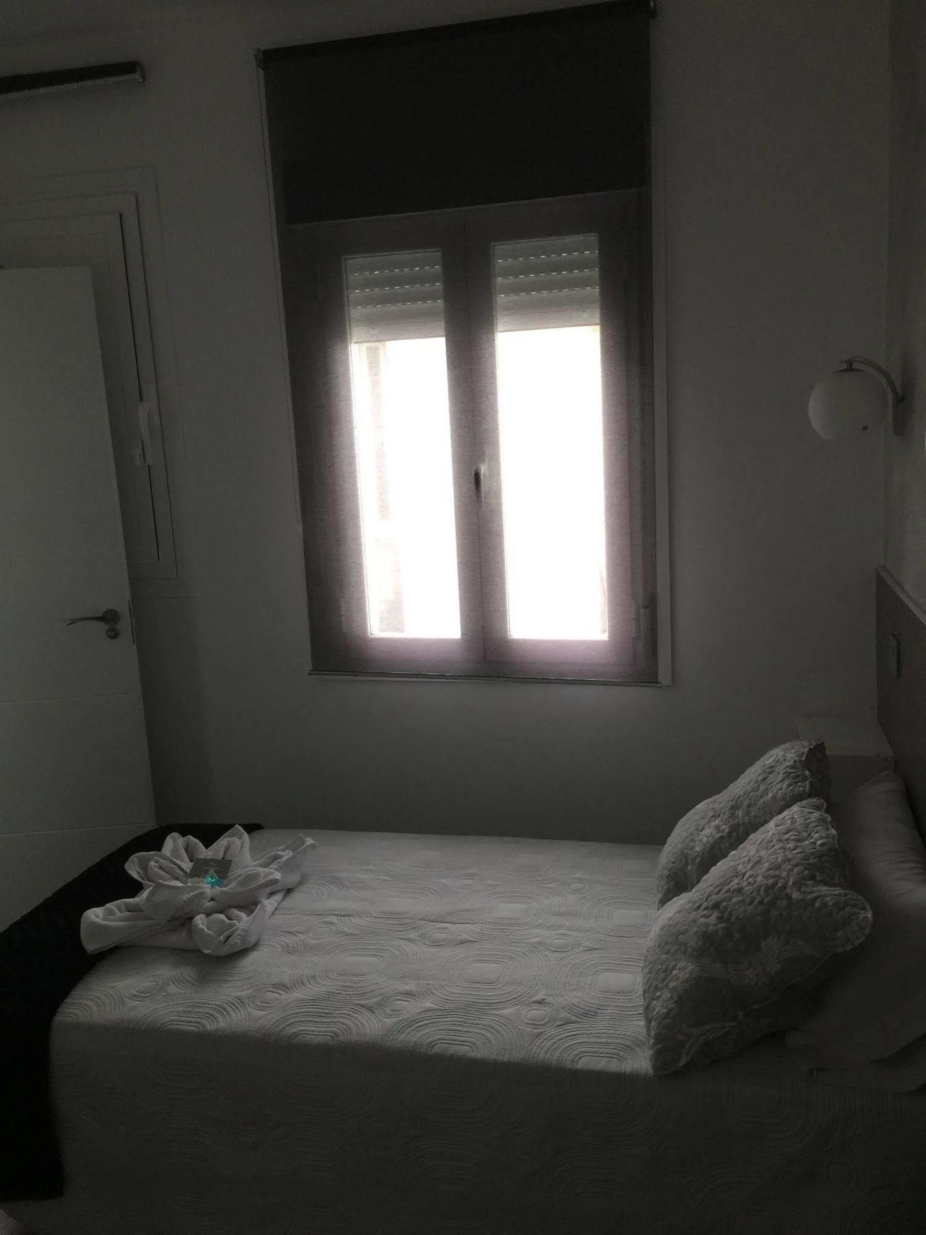 Hostal Meyra Madrid Exteriör bild
