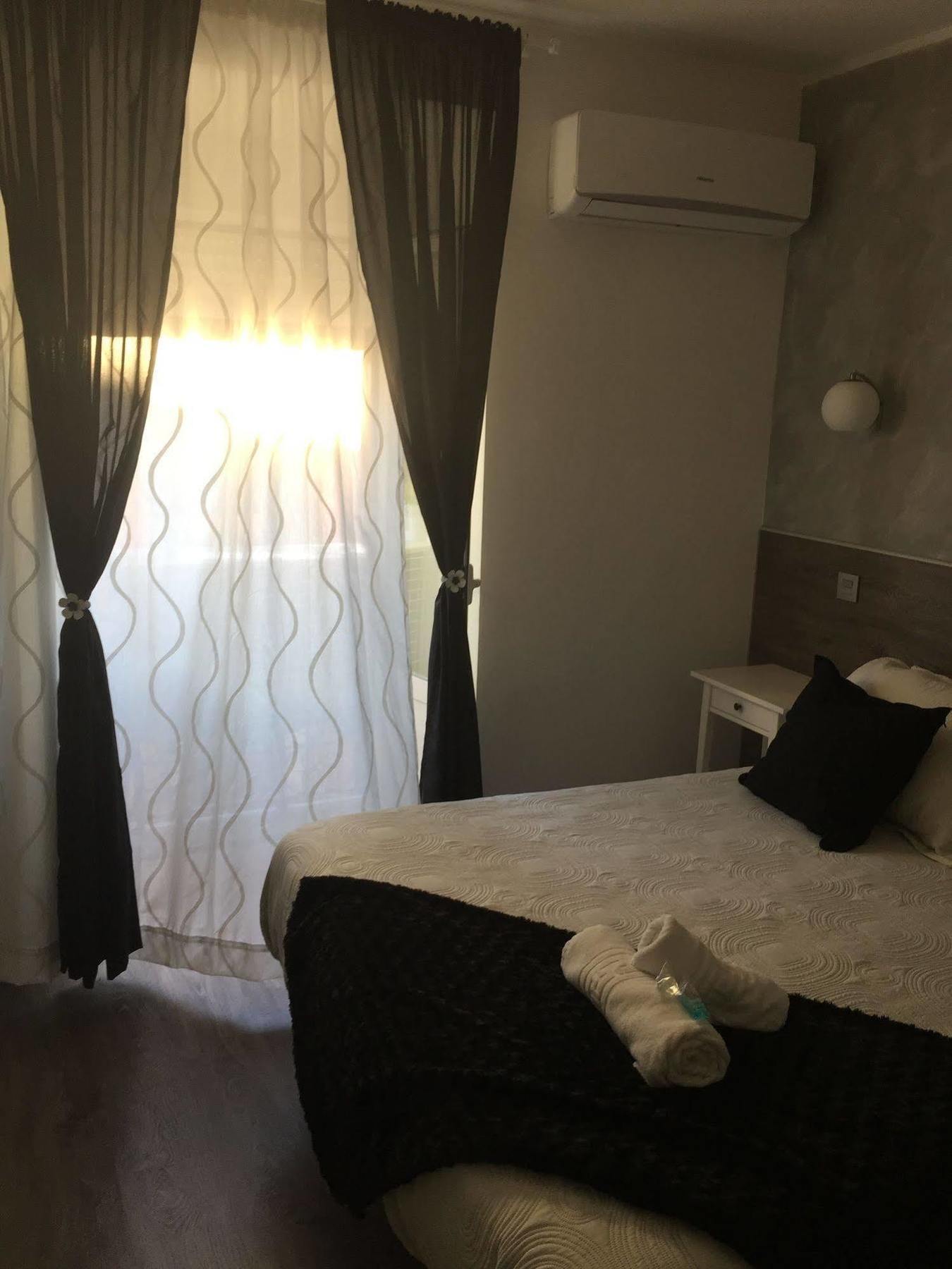 Hostal Meyra Madrid Exteriör bild