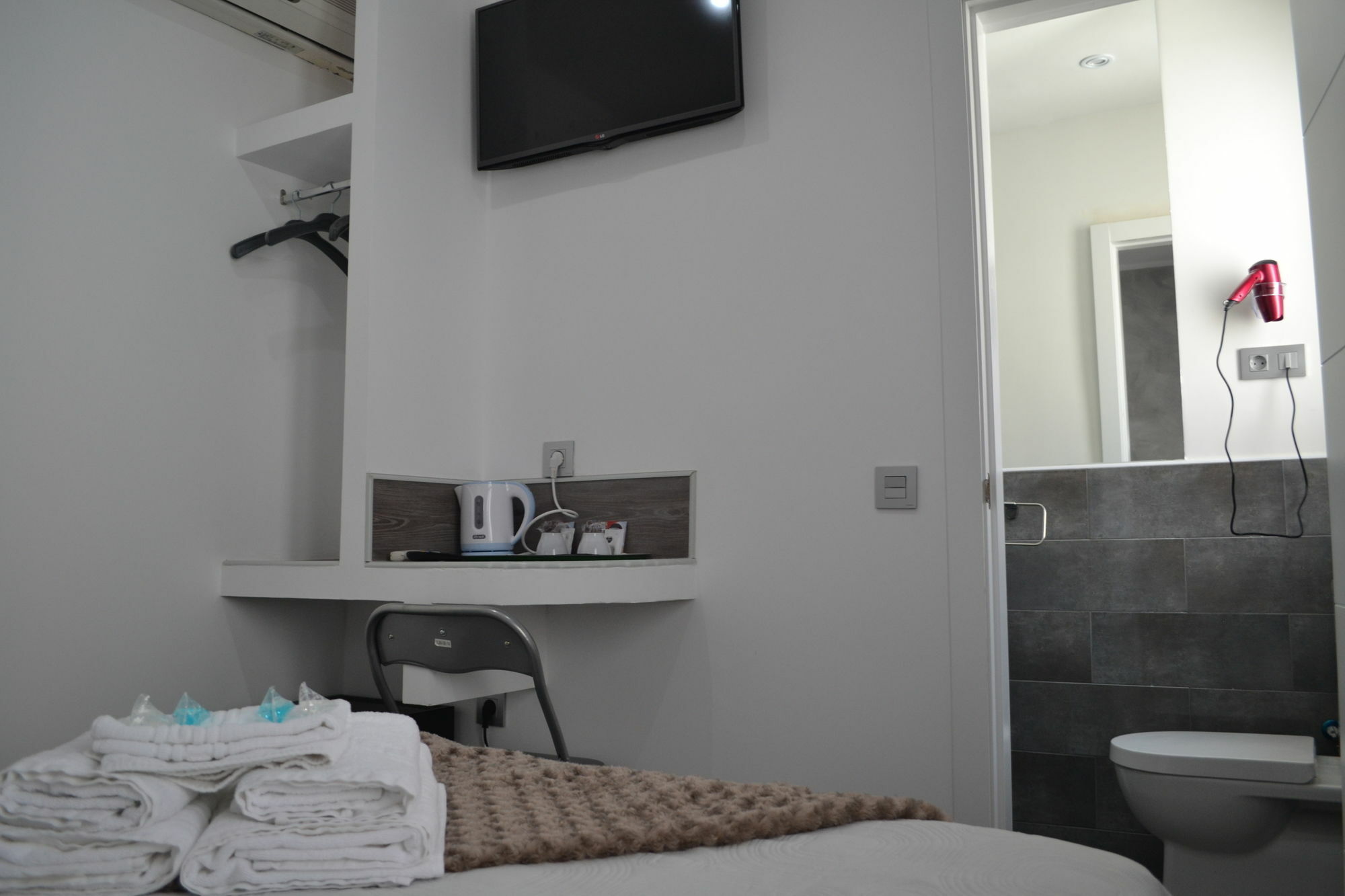 Hostal Meyra Madrid Exteriör bild