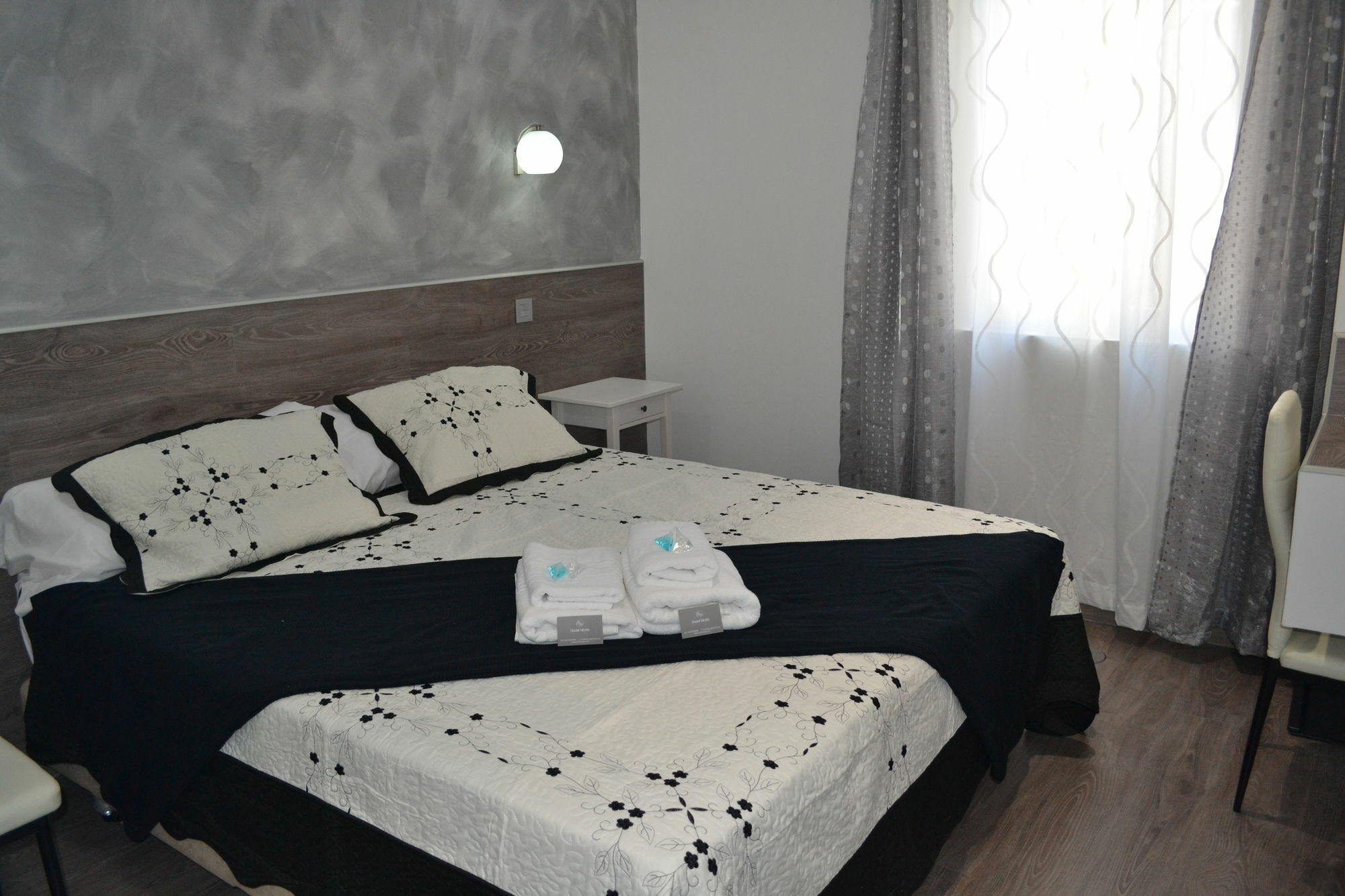 Hostal Meyra Madrid Exteriör bild