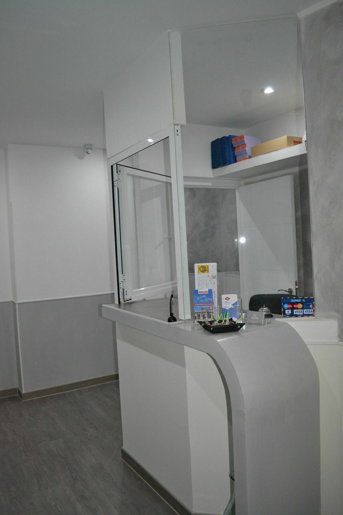 Hostal Meyra Madrid Exteriör bild