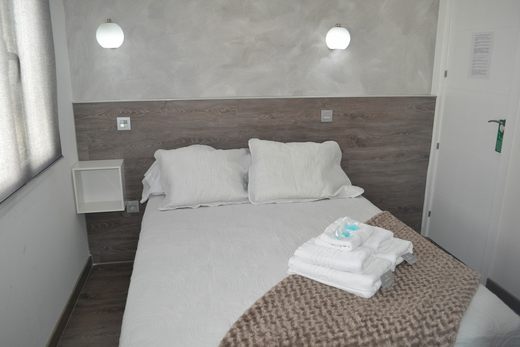 Hostal Meyra Madrid Exteriör bild