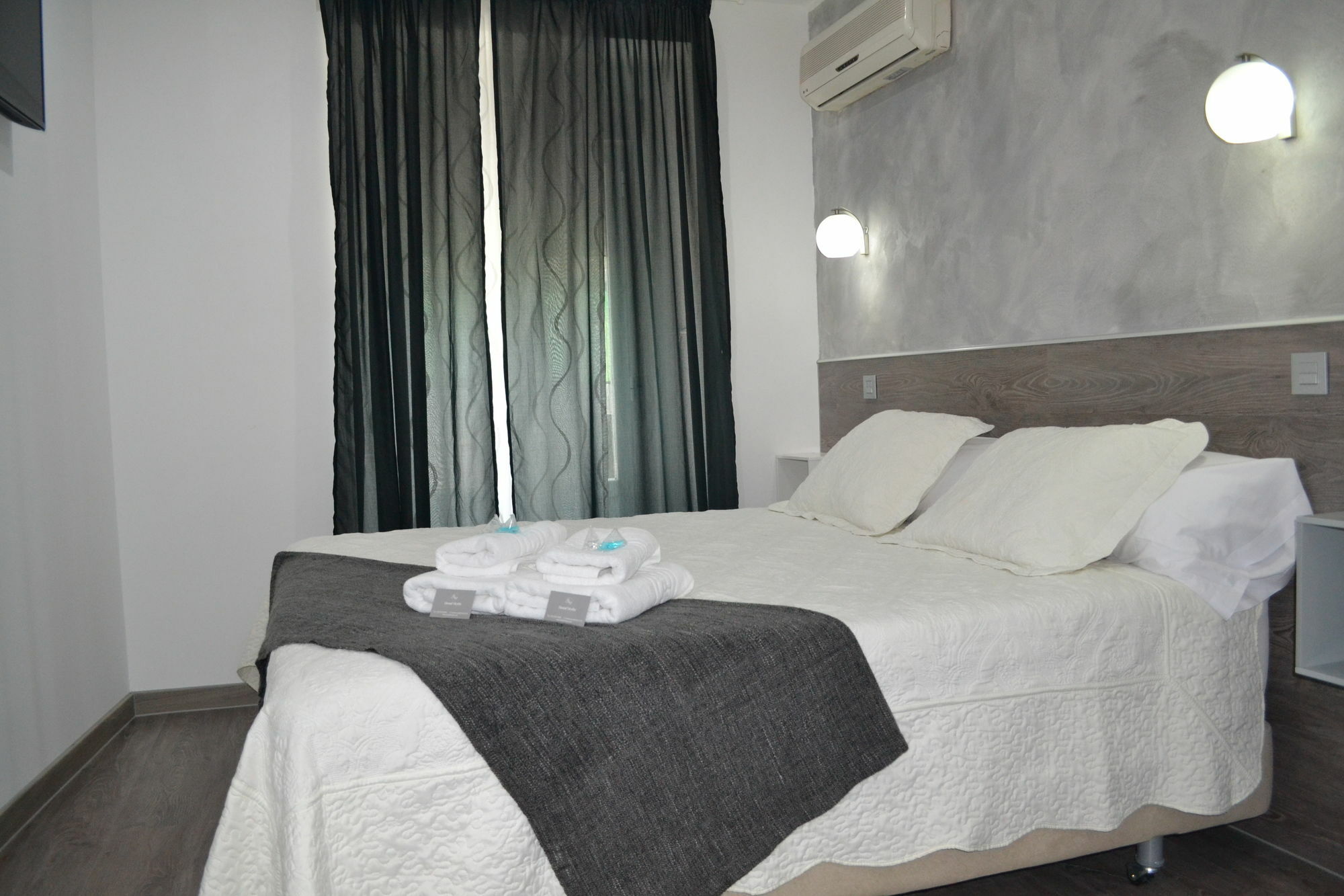 Hostal Meyra Madrid Exteriör bild