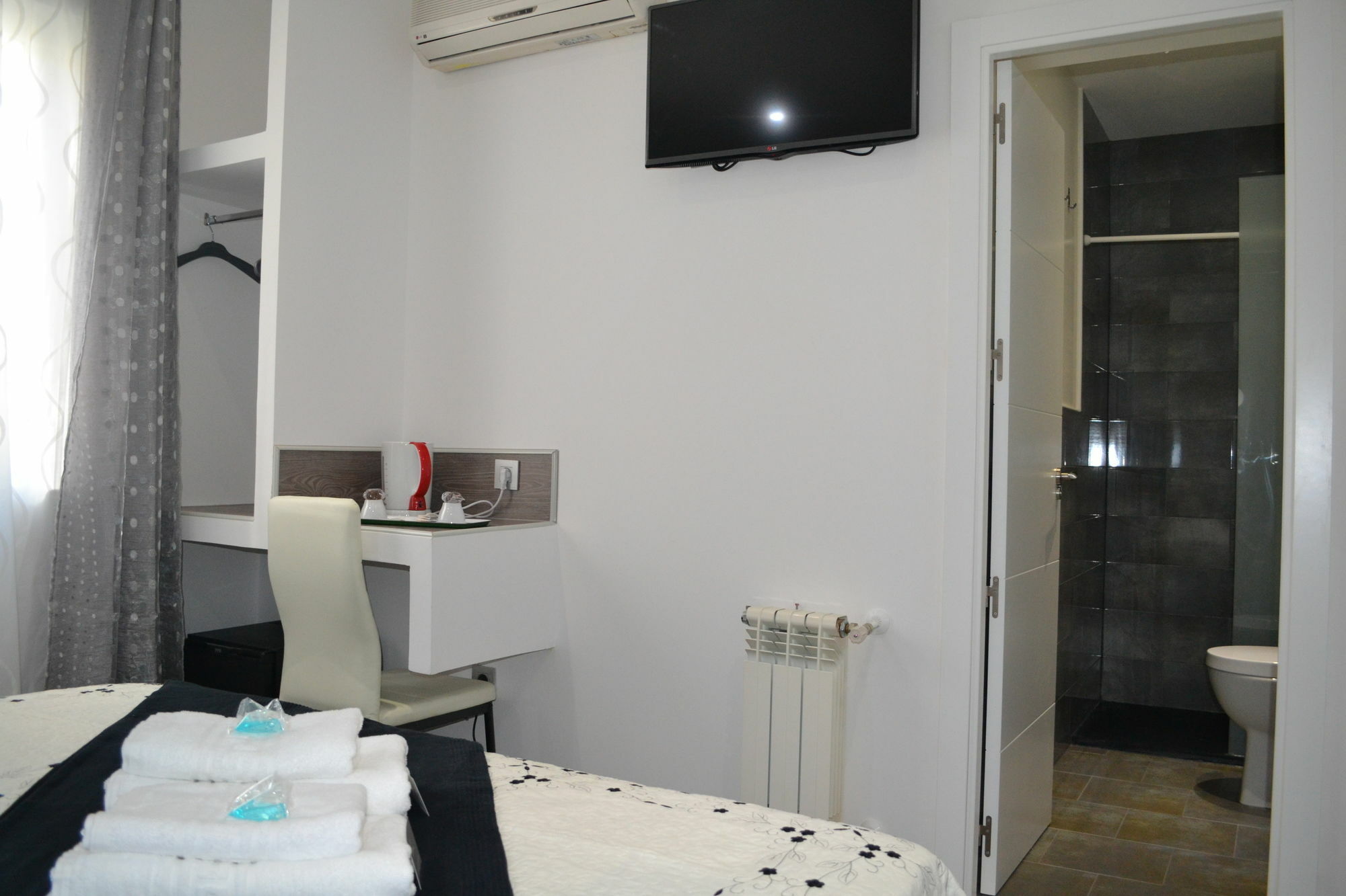 Hostal Meyra Madrid Exteriör bild