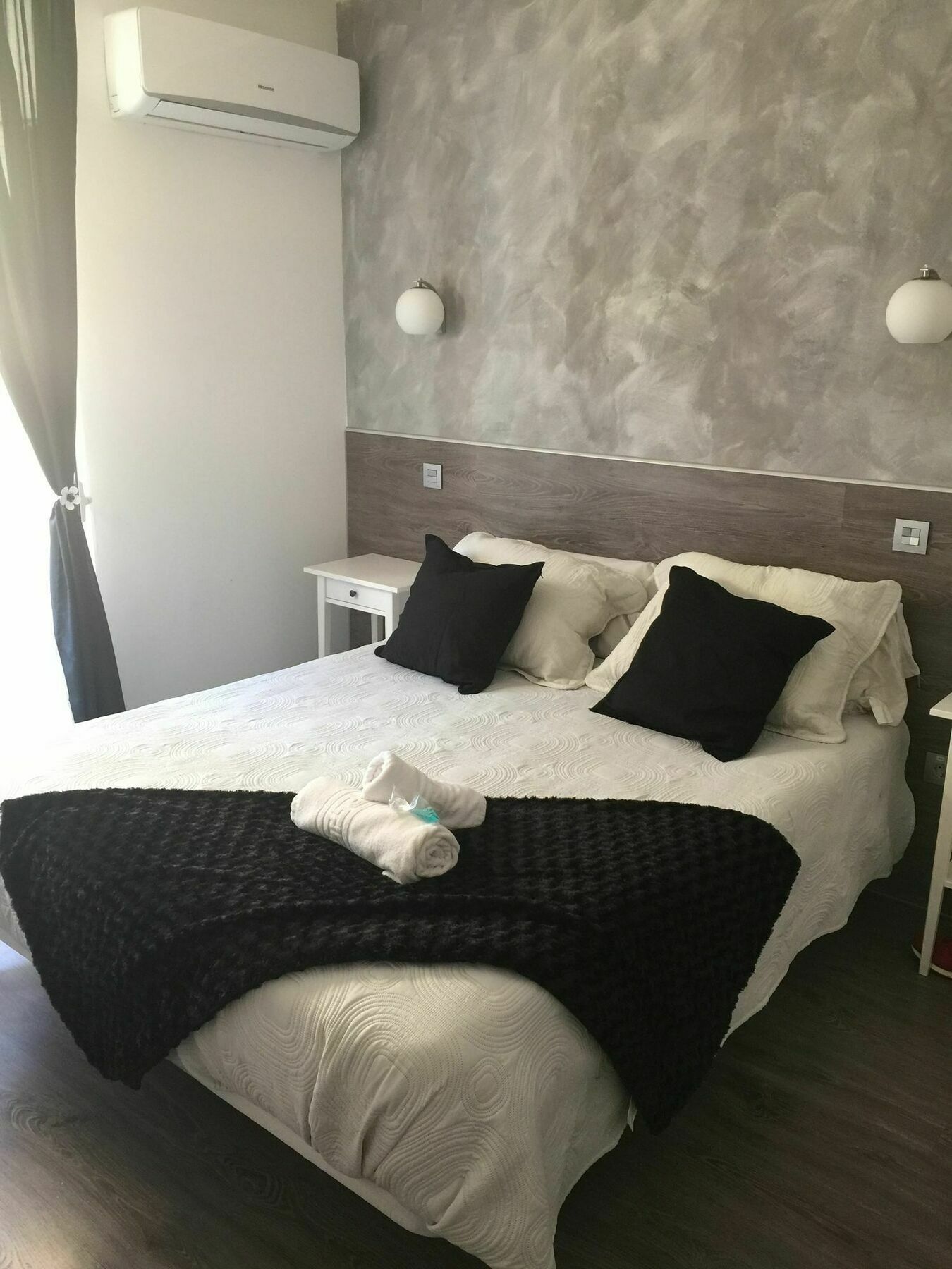 Hostal Meyra Madrid Exteriör bild