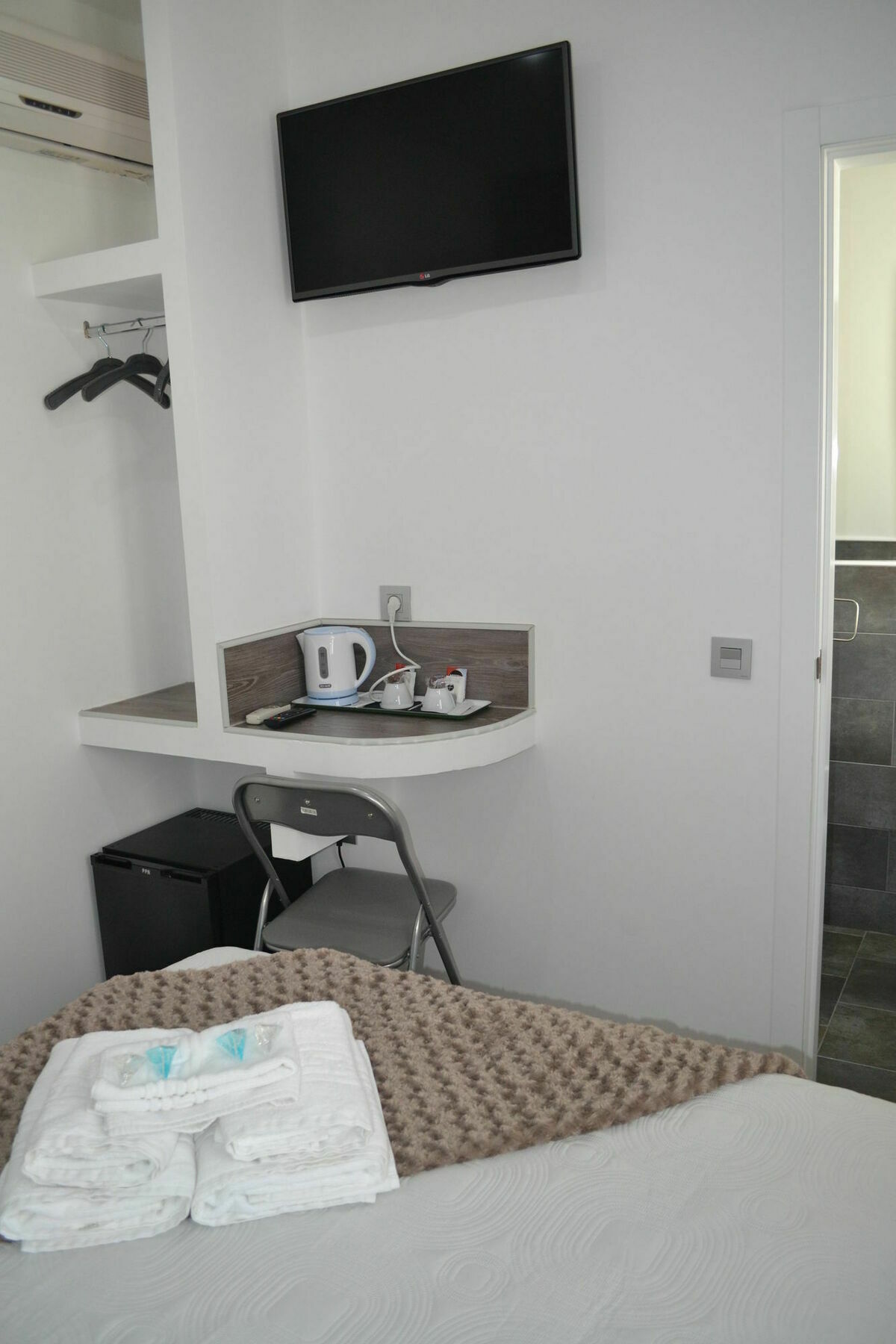 Hostal Meyra Madrid Exteriör bild