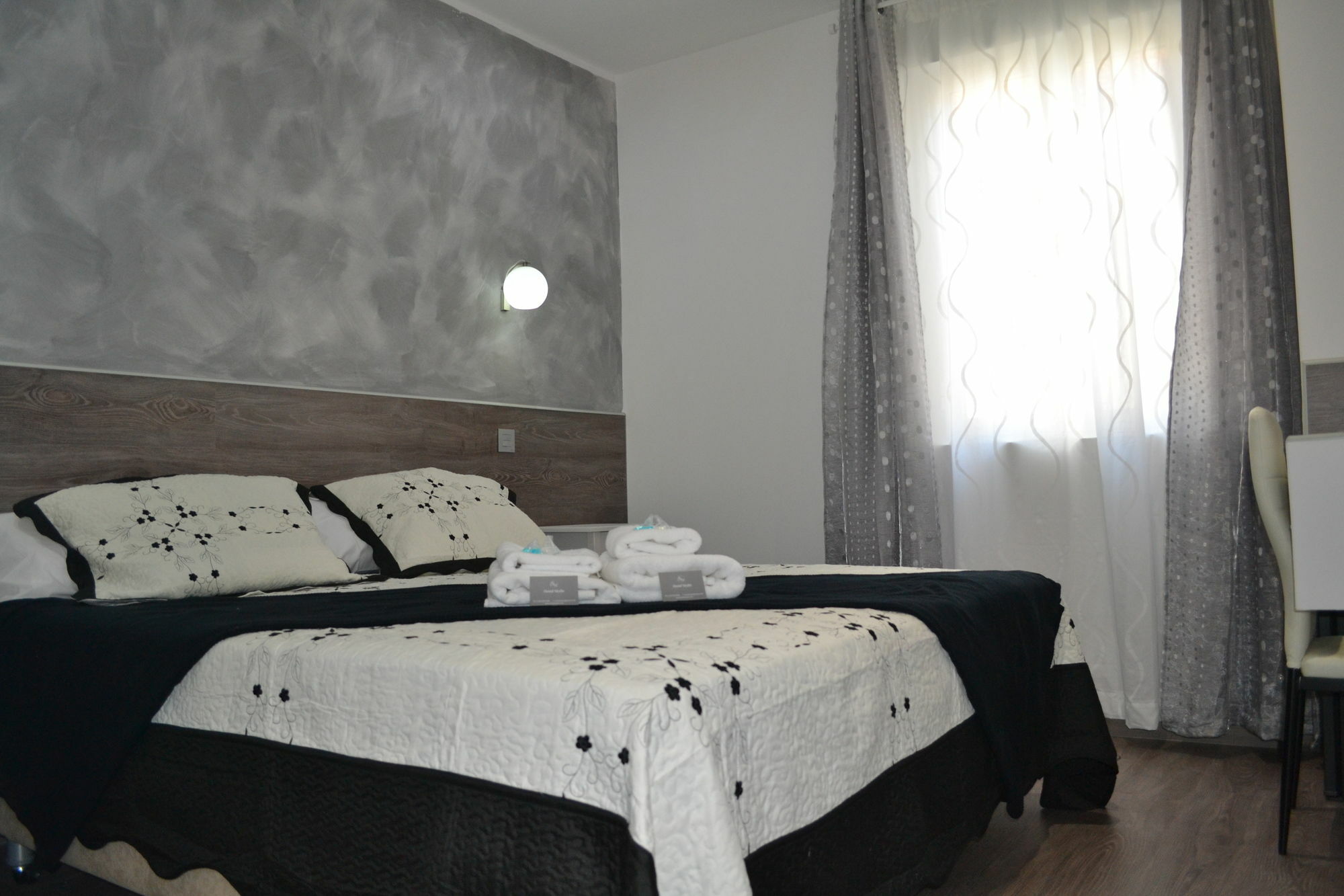 Hostal Meyra Madrid Exteriör bild
