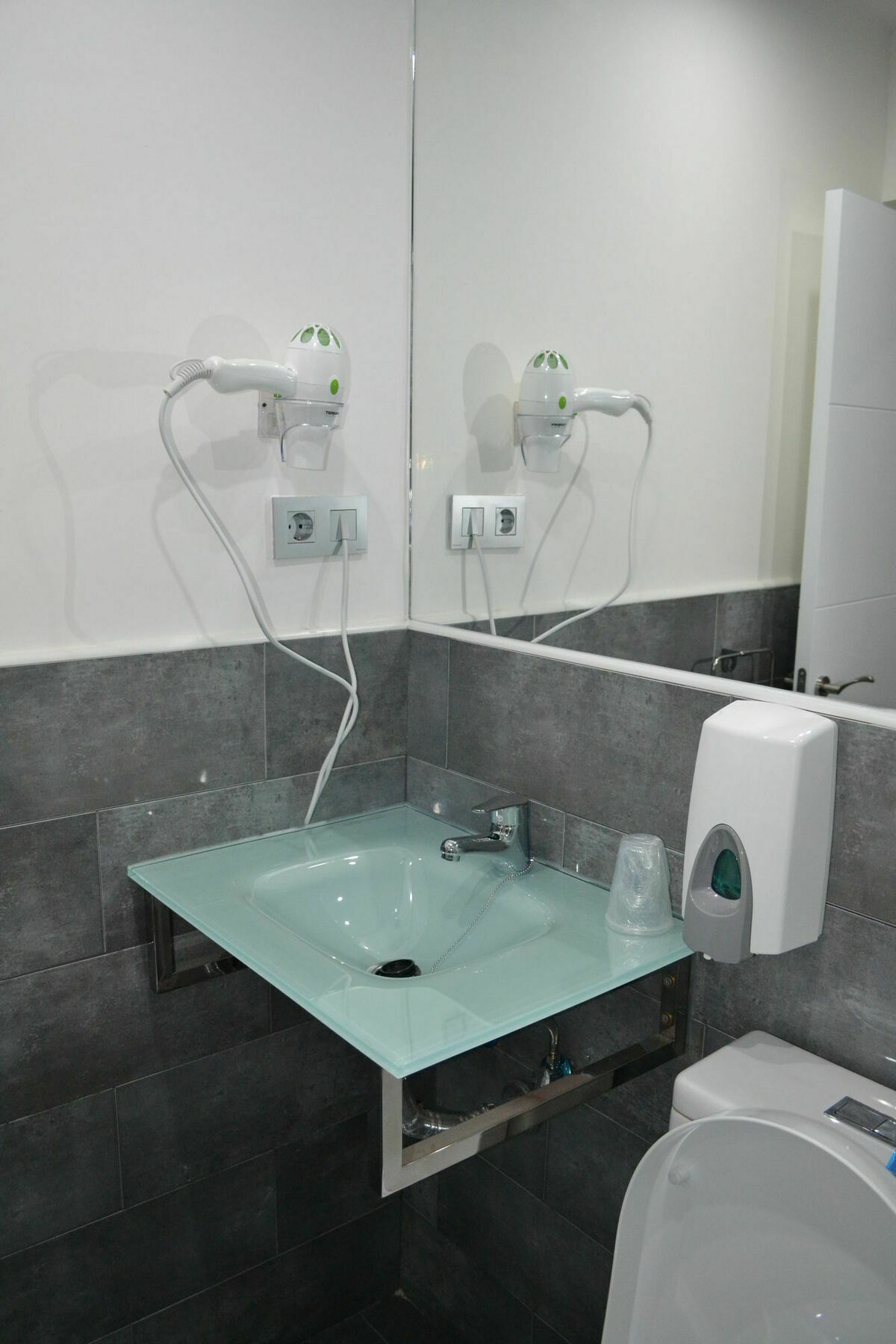 Hostal Meyra Madrid Exteriör bild