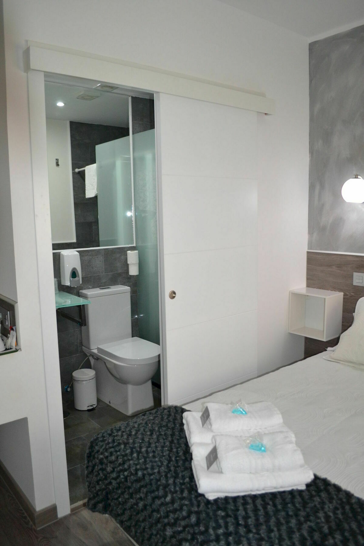 Hostal Meyra Madrid Exteriör bild