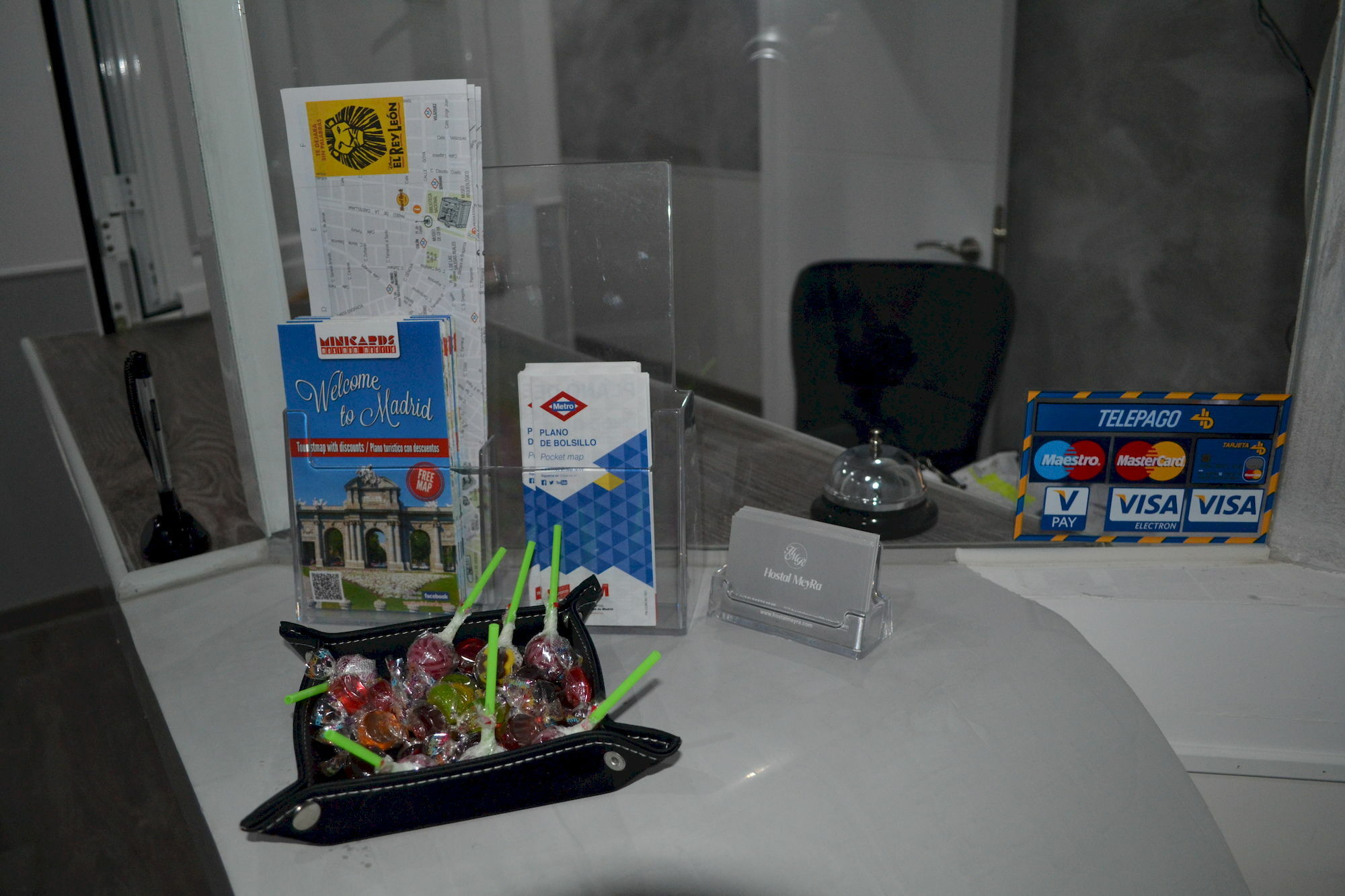 Hostal Meyra Madrid Exteriör bild