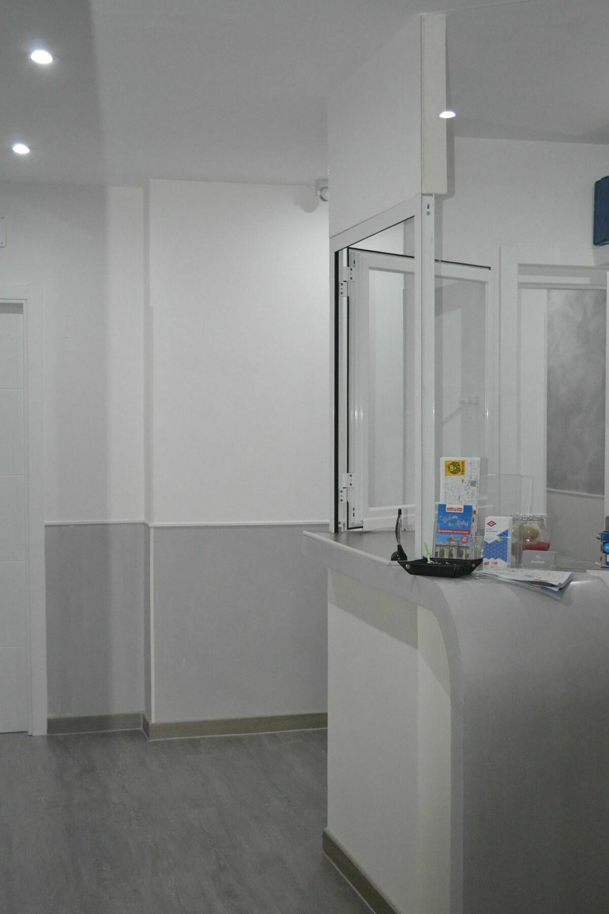 Hostal Meyra Madrid Exteriör bild