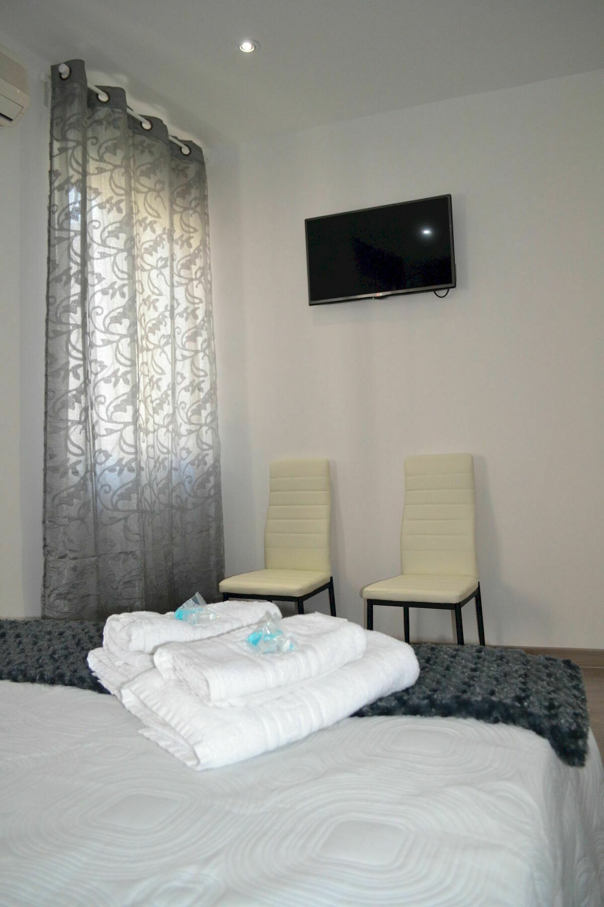 Hostal Meyra Madrid Exteriör bild