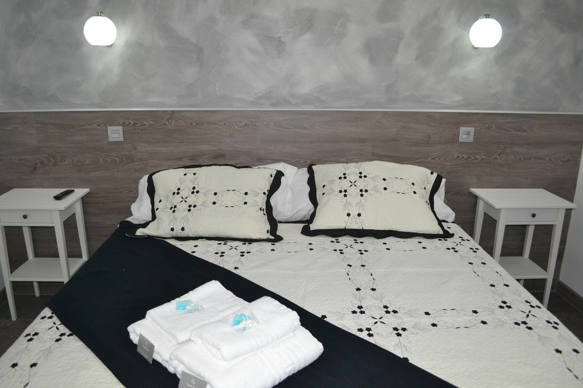 Hostal Meyra Madrid Exteriör bild