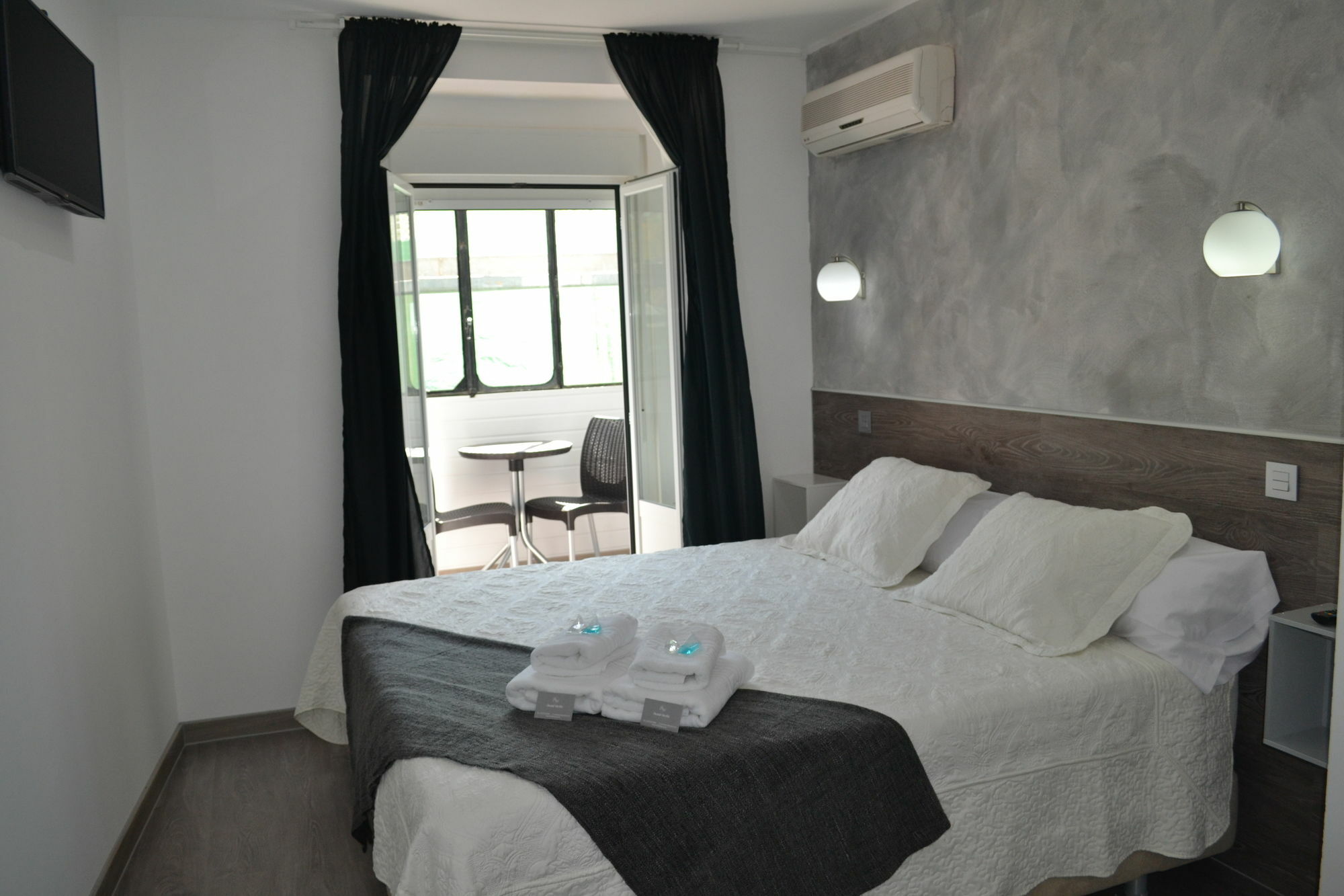 Hostal Meyra Madrid Exteriör bild