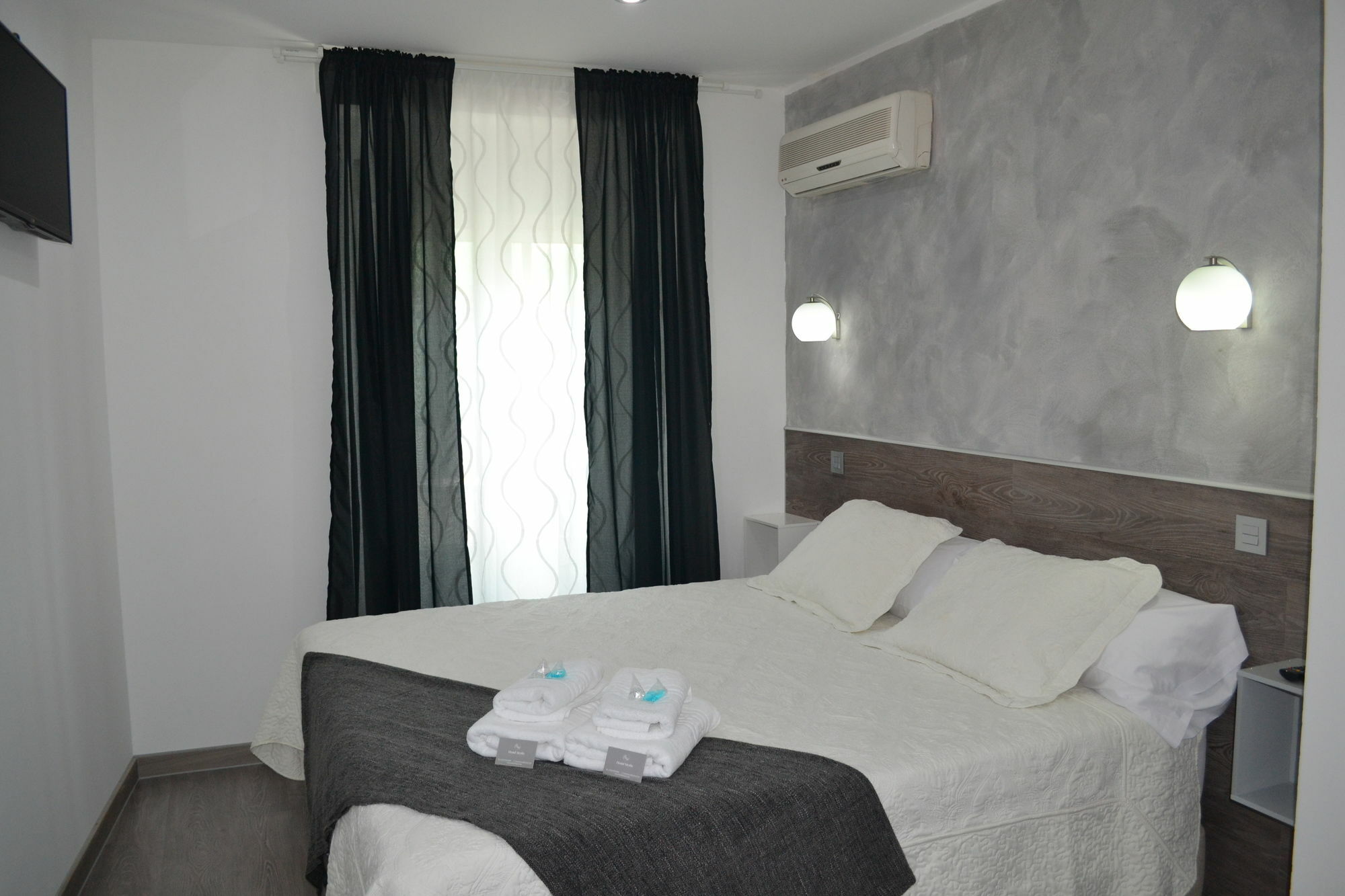 Hostal Meyra Madrid Exteriör bild