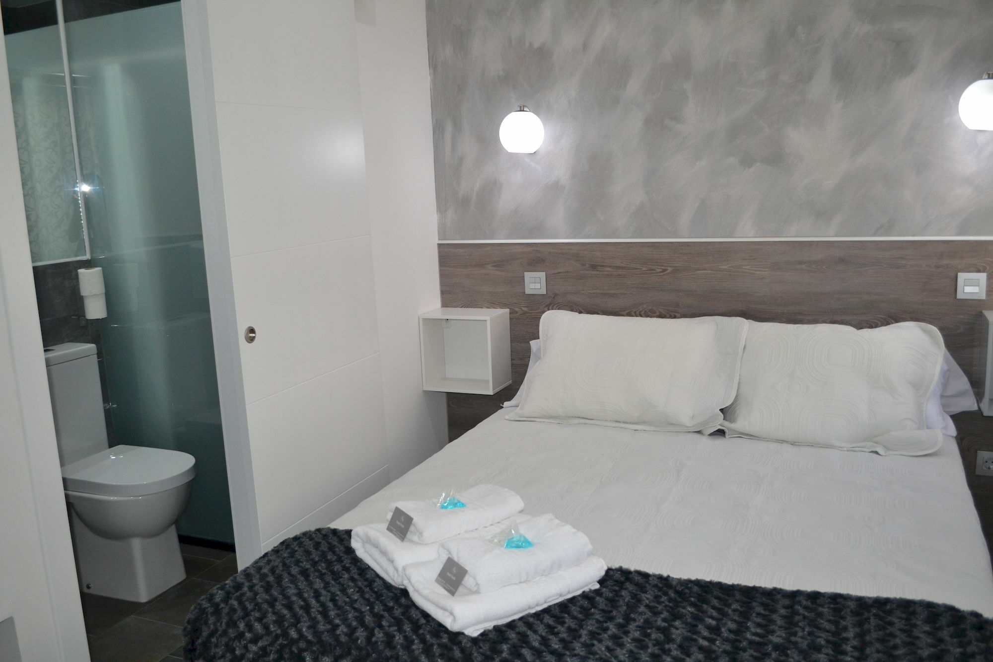 Hostal Meyra Madrid Exteriör bild